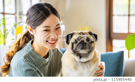 パグ／愛犬と若い女性 115905440