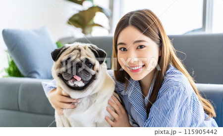 パグ／愛犬と若い女性 115905442