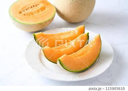 切り分けた赤肉メロン　北海道産アサヒメロン 115905610
