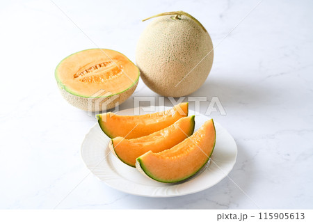 切り分けた赤肉メロン　北海道産アサヒメロン 115905613