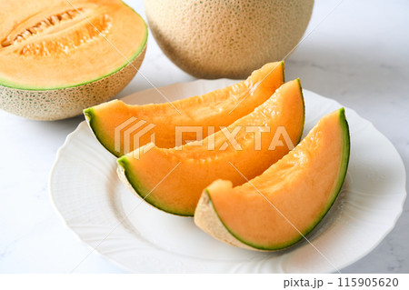 切り分けた赤肉メロン　北海道産アサヒメロン 115905620