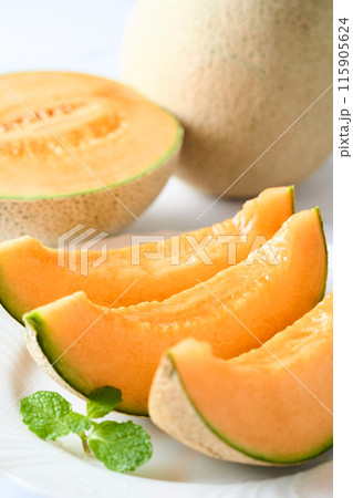 切り分けた赤肉メロン　北海道産アサヒメロン 115905624