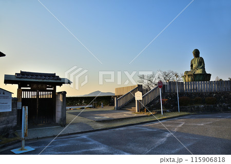 《愛知県》犬山市成田山の新生大仏と青空 《愛知県》犬山市成田山の新生大仏と青空 115906818
