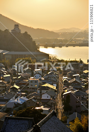 《愛知県》犬山市成田山から望む夕方の犬山城と城下町 《愛知県》犬山市成田山から望む夕方の犬山城と城下町 115906821