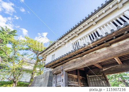 新発田城　本丸表門　国の重要文化財　腰回りは瓦張りの海鼠壁　なまこかべ 115907236