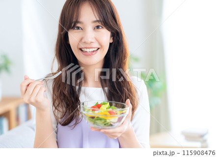 朝食を食べる若い女性 115908476