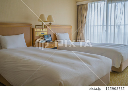 海が見えるホテルの客室のベッドルームの風景 115908785