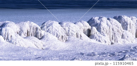 北海道尾岱沼ブロックを覆う氷泥 115910465