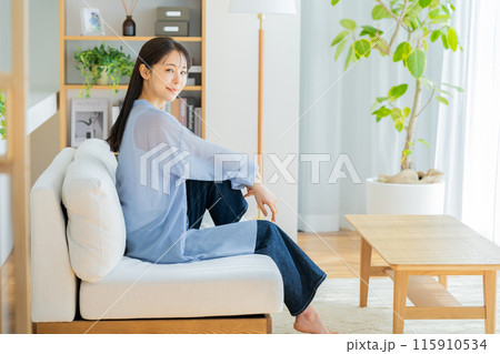リビングでくつろぐ女性 115910534