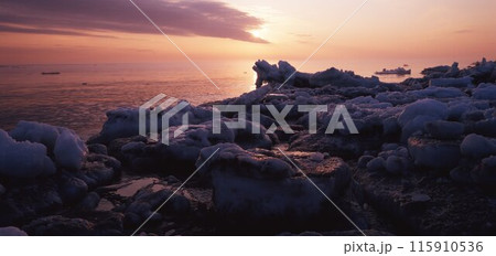 北海道尾岱沼海岸冬景日の出 北海道尾岱沼海岸冬景日の出 115910536