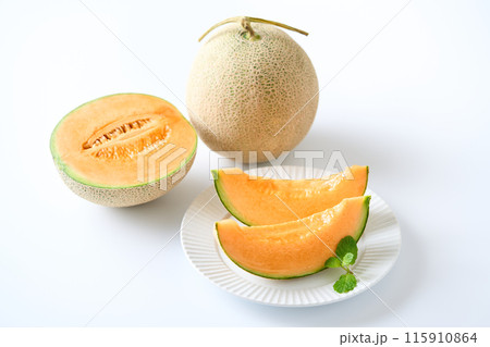 切り分けた赤肉メロン　北海道産アサヒメロン 115910864