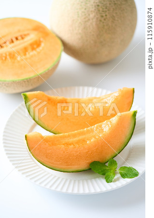 切り分けた赤肉メロン　北海道産アサヒメロン 115910874