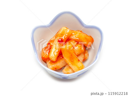 小鉢に盛った大根キムチ、辛いカクテキ【白背景・切り抜き】 小鉢に盛った大根キムチ、辛いカクテキ【白背景・切り抜き】 115912218