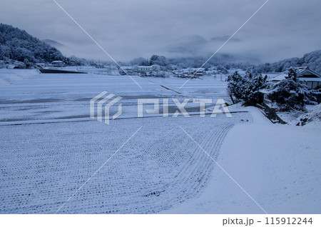 農村風景雪景色　三つ子山　旧三河内小学校　夢街道ルネサンス 115912244
