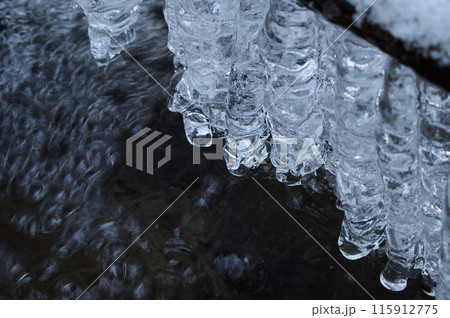 水飛沫凍る　氷柱　清流 115912775