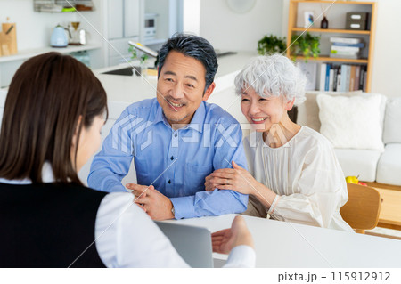 相談するシニア夫婦 115912912