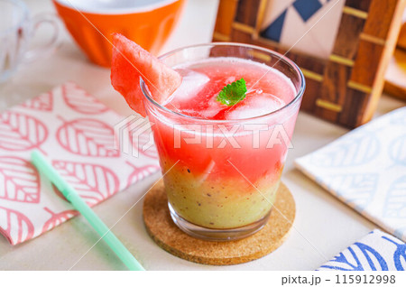 スイカとキウイのジュース スイカとキウイのジュース 115912998
