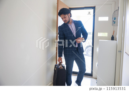 帰宅したスーツの男性 帰宅したスーツの男性 115913531