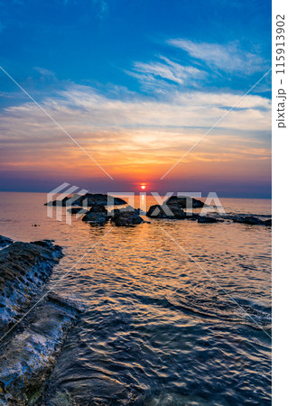 京都　丹後半島　間人の夕陽 115913902