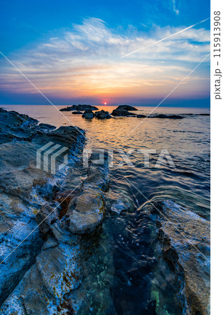 京都　丹後半島　間人の夕陽 115913908