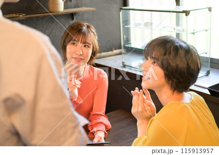 カフェでオーダーする二人の女性　 115913957