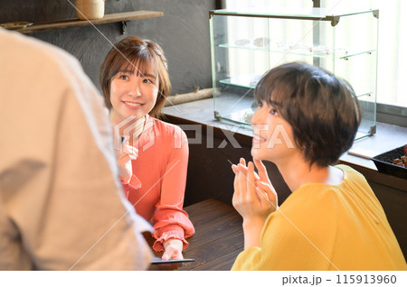 カフェでオーダーする二人の女性 カフェでオーダーする二人の女性 115913960