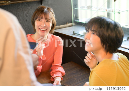 カフェでオーダーする二人の女性 カフェでオーダーする二人の女性 115913962