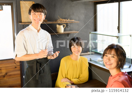 カフェでオーダーする二人の女性　 115914132