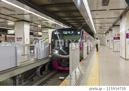 発車を待つ　新宿駅　京王線　新宿行き　回送　電車　高幡不動駅　京王　5000系　京王5000 115914730
