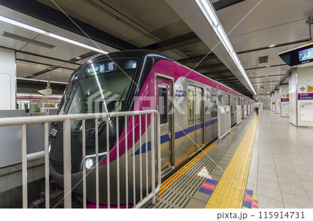 発車を待つ　新宿駅　京王線　新宿行き　回送　電車　高幡不動駅　京王　5000系　京王5000 115914731