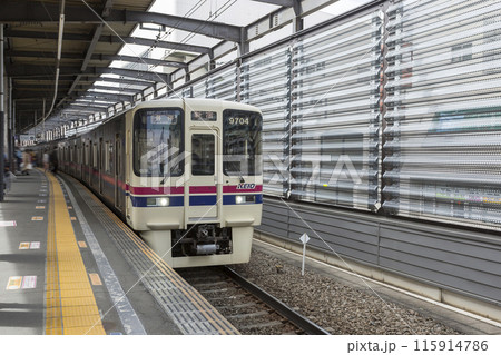 京王線　新宿行き　府中駅　府中駅ホーム　各駅停車 115914786