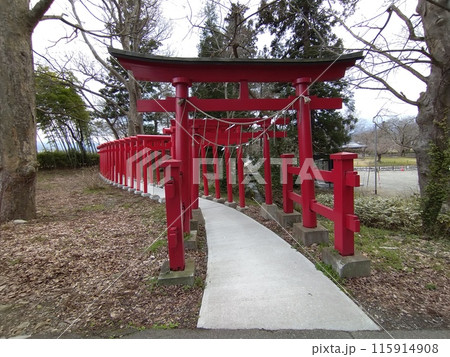 殺生石稲荷神社朱色の鳥居の列 115914908