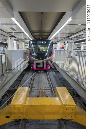 発車を待つ　新宿駅　京王線　新宿行き　電車　京王　5000系　京王5000 115915035