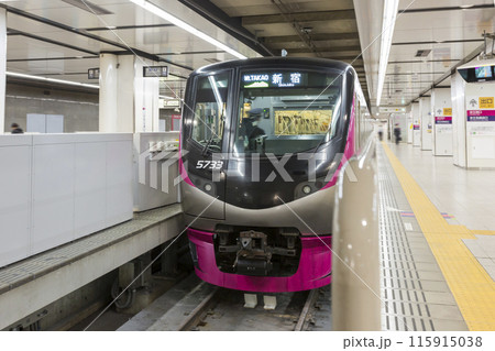 発車を待つ 新宿駅 京王線 新宿行き 電車 京王 5000系 京王5000 発車を待つ 新宿駅 京王線 新宿行き 電車 京王 5000系 京王5000 115915038