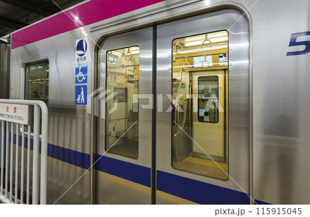 発車を待つ　新宿駅　京王線　新宿行き　電車　京王　5000系　京王5000 115915045