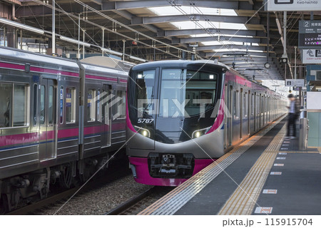 京王線 新宿行き 電車 高幡不動駅 京王 5000系 京王線 新宿行き 回送 電車 京王線 新宿行き 電車 高幡不動駅 京王 5000系 京王線 新宿行き 回送 電車 115915704