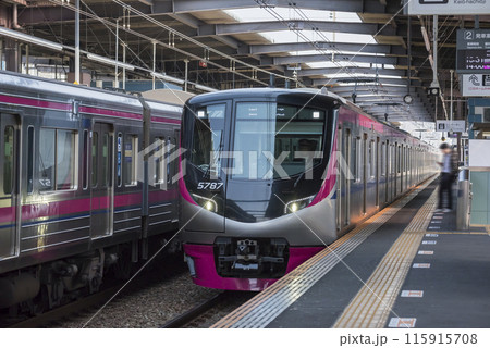 京王線　新宿行き　電車　高幡不動駅　京王　5000系　京王線　新宿行き　回送　電車　 115915708