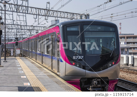 京王線 新宿行き 電車 高幡不動駅 京王 5000系 京王線 新宿行き 回送 電車 京王線 新宿行き 電車 高幡不動駅 京王 5000系 京王線 新宿行き 回送 電車 115915714