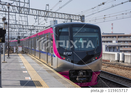京王線 新宿行き 電車 高幡不動駅 京王 5000系 京王線 新宿行き 回送 電車 京王線 新宿行き 電車 高幡不動駅 京王 5000系 京王線 新宿行き 回送 電車 115915717