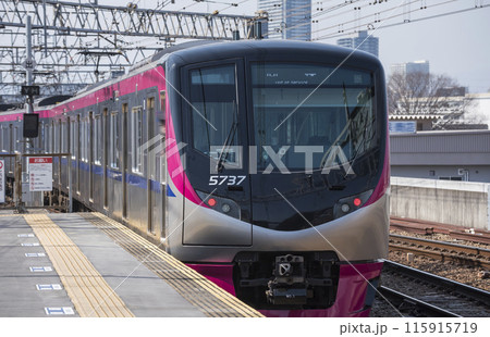 京王線 新宿行き 電車 高幡不動駅 京王 5000系 京王線 新宿行き 回送 電車 京王線 新宿行き 電車 高幡不動駅 京王 5000系 京王線 新宿行き 回送 電車 115915719
