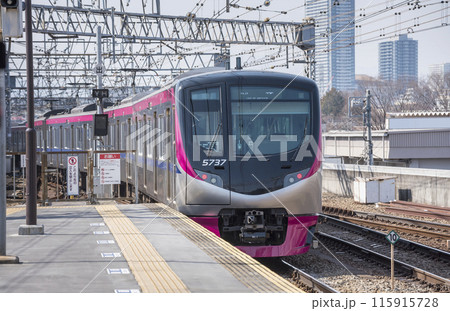 京王線　新宿行き　電車　高幡不動駅　京王　5000系　京王線　新宿行き　回送　電車　 115915728