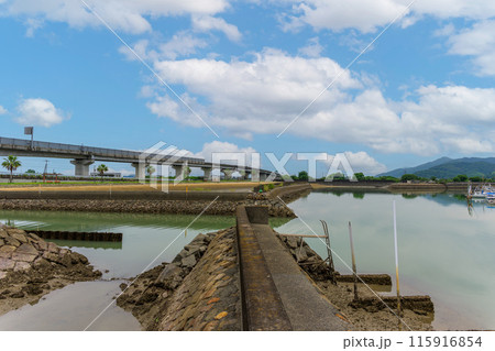 日奈久温泉周辺の運河風景と高速道路「運河に咲き誇る日奈久ブーゲンビリアロード」　(八代市日奈久町) 115916854