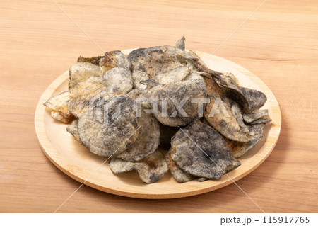 イカ墨チップス 115917765