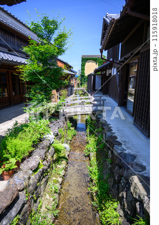古い水路のある町並み 115918018