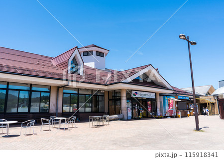 快晴の青空とひるがの高原SA（下り）の風景｜6月撮影｜岐阜県郡上市 115918341