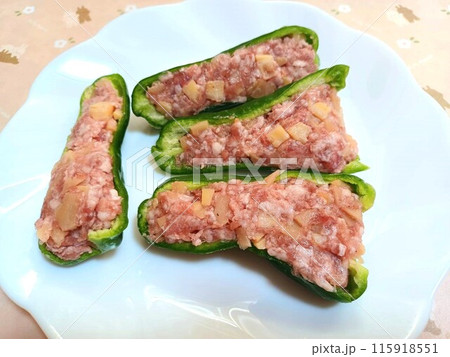 たけのこと挽肉のピーマンの肉詰め 料理の下ごしらえ たけのこと挽肉のピーマンの肉詰め 料理の下ごしらえ 115918551