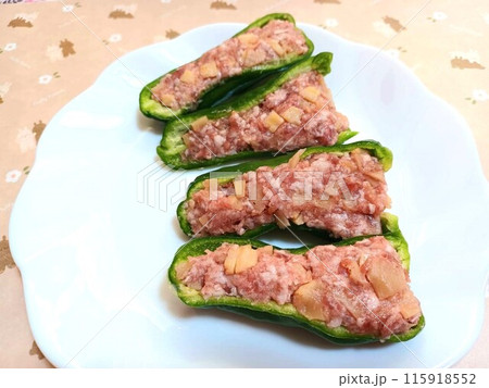 たけのこと挽肉のピーマンの肉詰め　料理の下ごしらえ 115918552