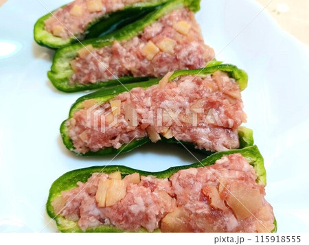 たけのこと挽肉のピーマンの肉詰め 料理の下ごしらえ たけのこと挽肉のピーマンの肉詰め 料理の下ごしらえ 115918555