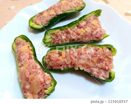 たけのこと挽肉のピーマンの肉詰め　料理の下ごしらえ 115918557