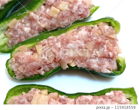 たけのこと挽肉のピーマンの肉詰め 料理の下ごしらえ たけのこと挽肉のピーマンの肉詰め 料理の下ごしらえ 115918559